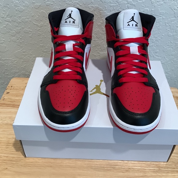 🖤❤️NIKE AIR JORDAN 1 MID SNEAKERS❤️🖤 - Picture 7 of 12